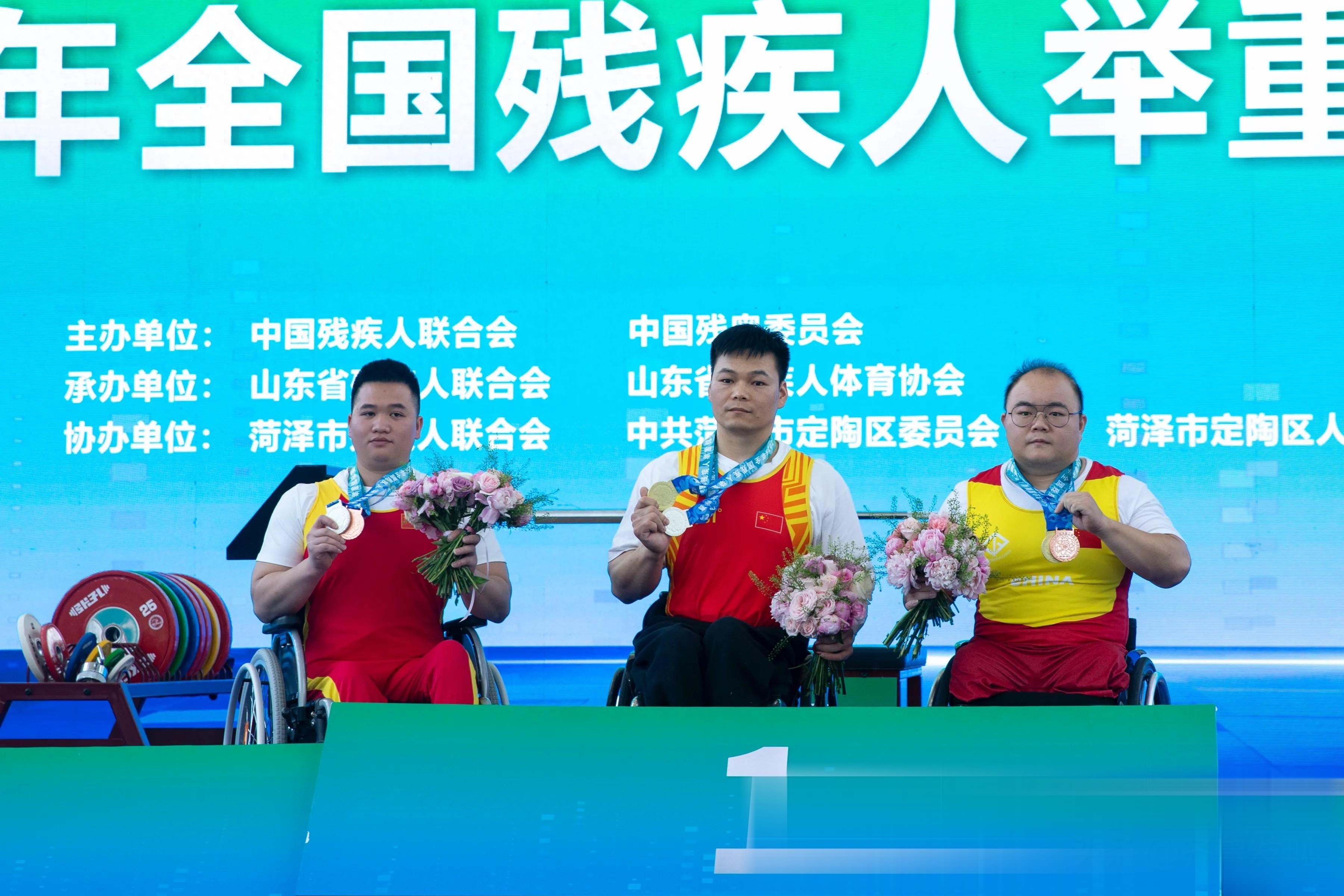 佳绩频现，运动员表现高兴满足的简单介绍