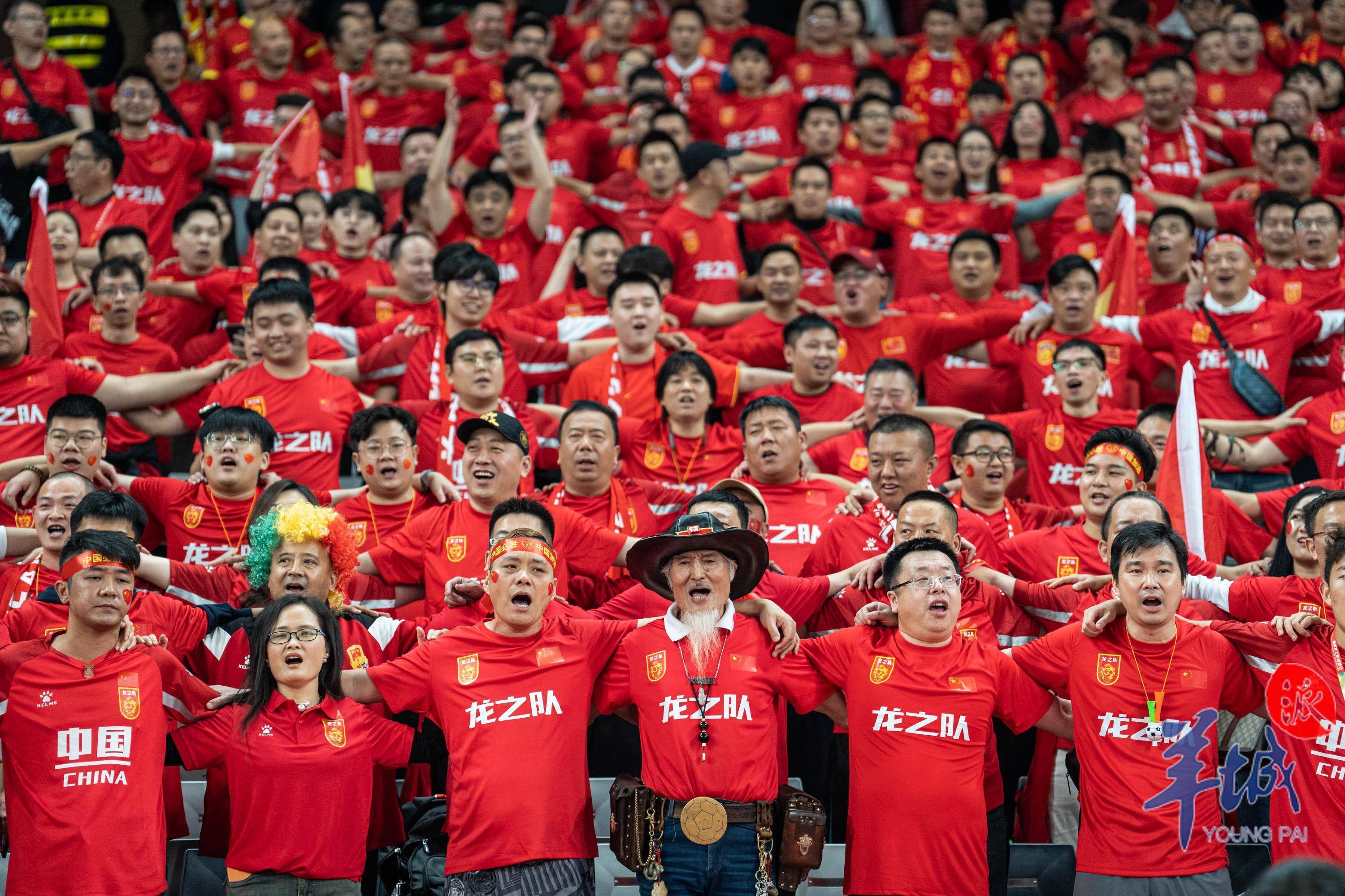 杏彩体育app-足球比赛现场气氛火爆，球迷热情高涨的简单介绍