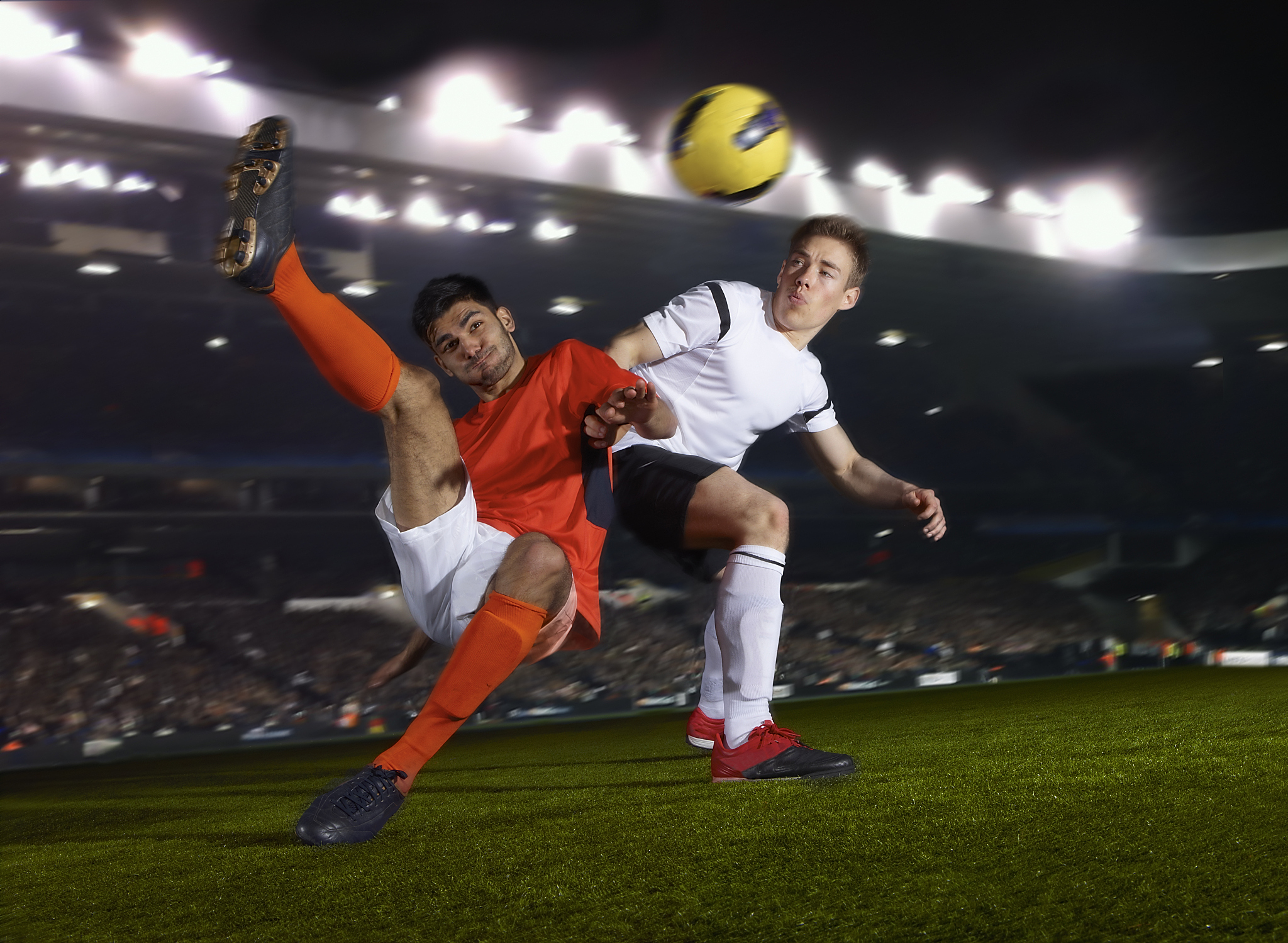 精彩足球盛宴引爆体育界，球员斗志昂扬的简单介绍