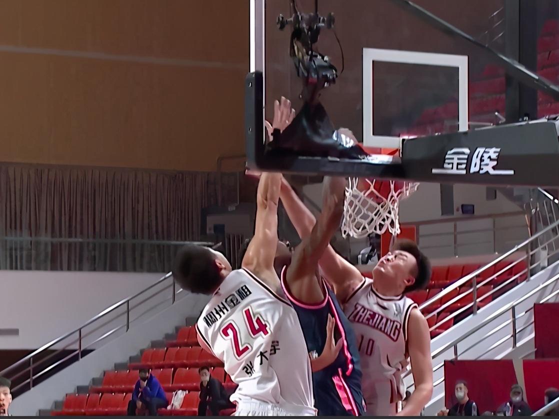 包含外线飙分：绿军三分球助攻主场胜广东的词条