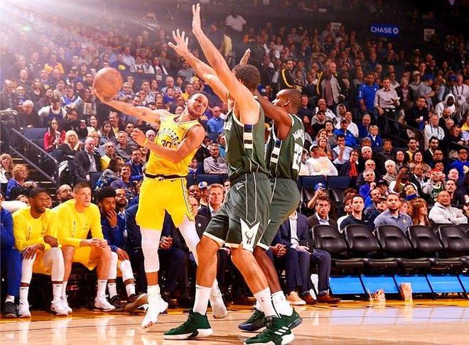 关于雄鹿轻取对手，全面占据优势的信息