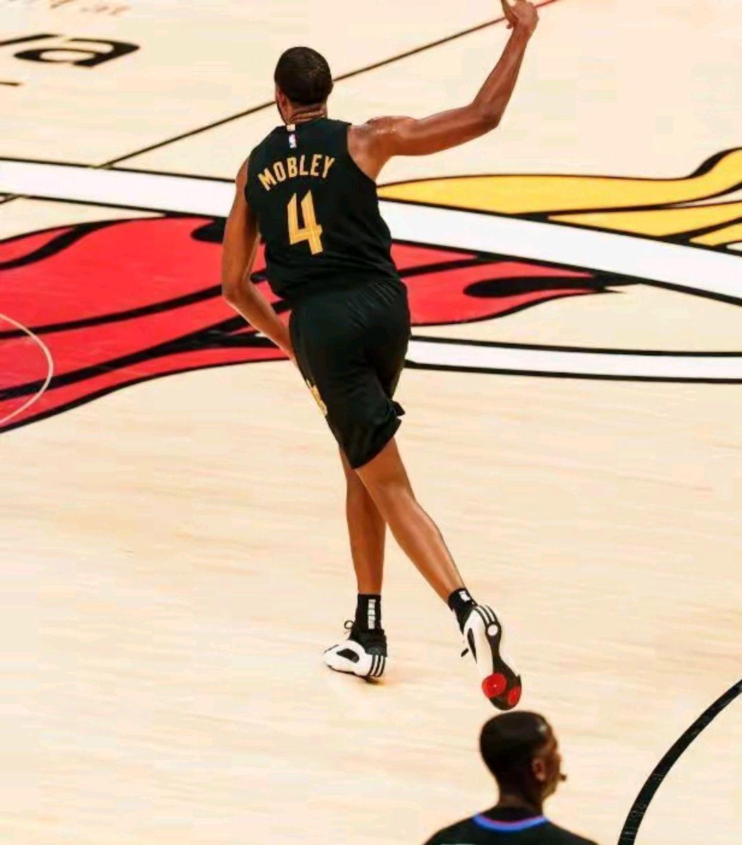 热火击败骑士，东部顶尖球队争夺激烈的简单介绍