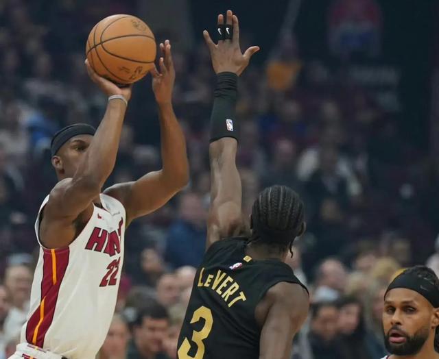 热火击败骑士，东部顶尖球队争夺激烈的简单介绍